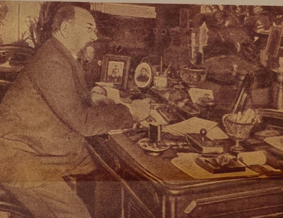 Случевский в кабинете. Фотография из «Новой иллюстрации» за 1904 год. Из архива автора.